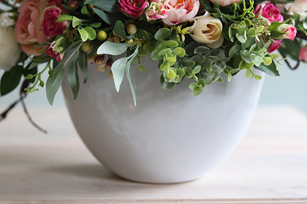 Abella Cinderella 2, kompozycja kwiatowa w biało-srebrnej misie, wym. 39x45cm 