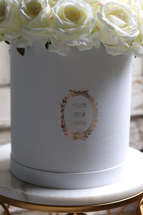 biały flowerbox z różami, Cussa, wys.40cm