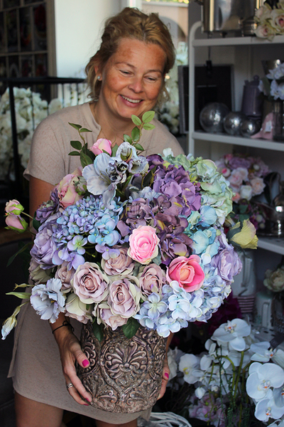 Pudrova kompozycja kwiatowa w pięknej donicy, wys.60cm