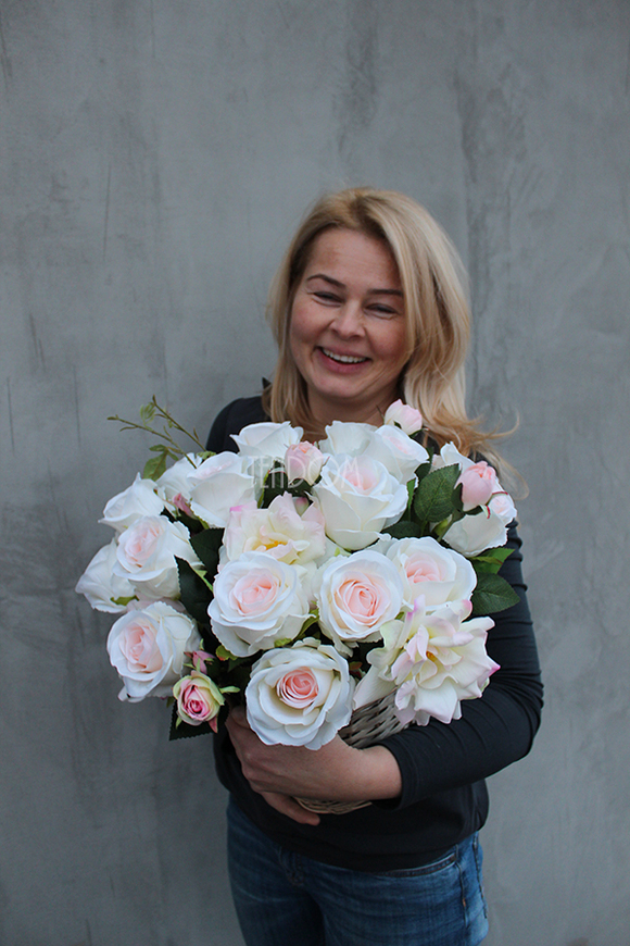 bogaty kosz z bladoróżowymi różami Romance Pink 2, 40x40cm