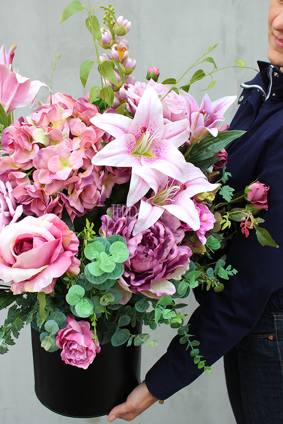 Lilia kompozycja kwiatowa / bukiet  w czarnym naczyniu, wys.72cm