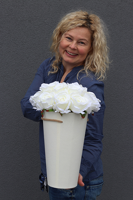 elegancki bukiet / flowerbox Rose White w wydłużonym box'ie, wys.35cm