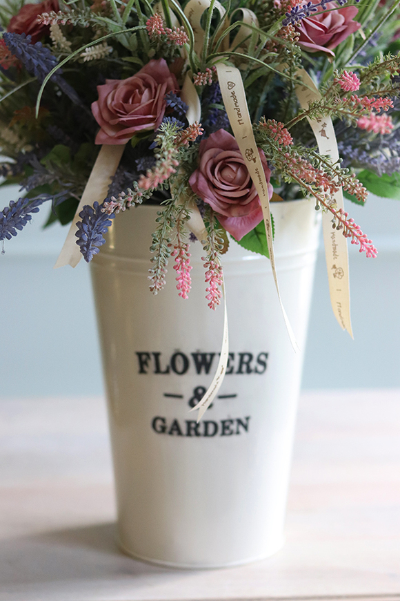 Bellisa Garden, kompozycja z różami i lawendą w metalowym wazonie, wys.64cm 