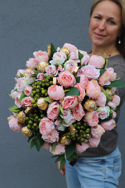 bogaty flowerbox z pralinami, Flowers & Chocolates, wys.36cm