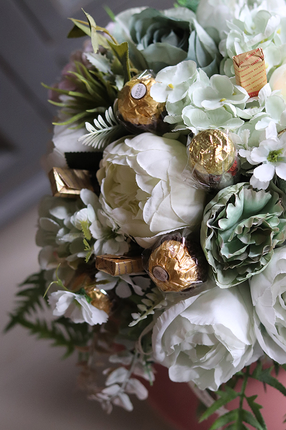 Chocolates, flowerbox z pralinami, Miętowe Love, wys.36cm