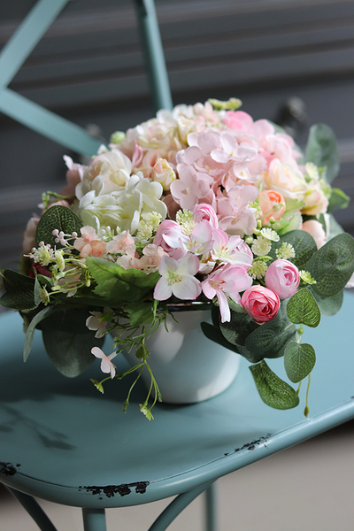 kwiatowa kompozycja w biało-srebrnym naczyniu glamour, Wiosna u Agaty, wym.23x37cm