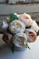 biały welurowy flowerbox z piwoniami, Berenika, wys.22cm