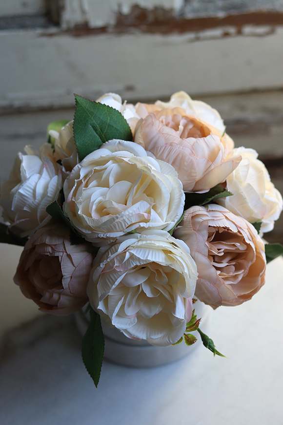 biały welurowy flowerbox z piwoniami, Berenika, wys.22cm