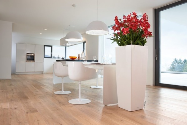 Cubico Alto Premium, elegancka donica z nawadnianiem, biała, wys.105cm