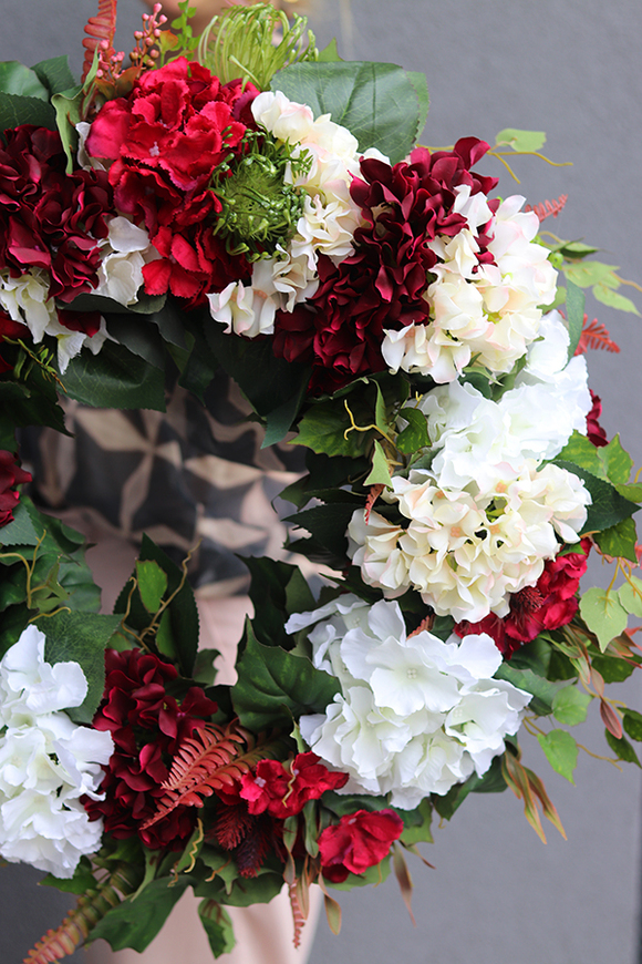 Bordo&White, gęsty wianek z hortensji na drzwi, śr.50cm 