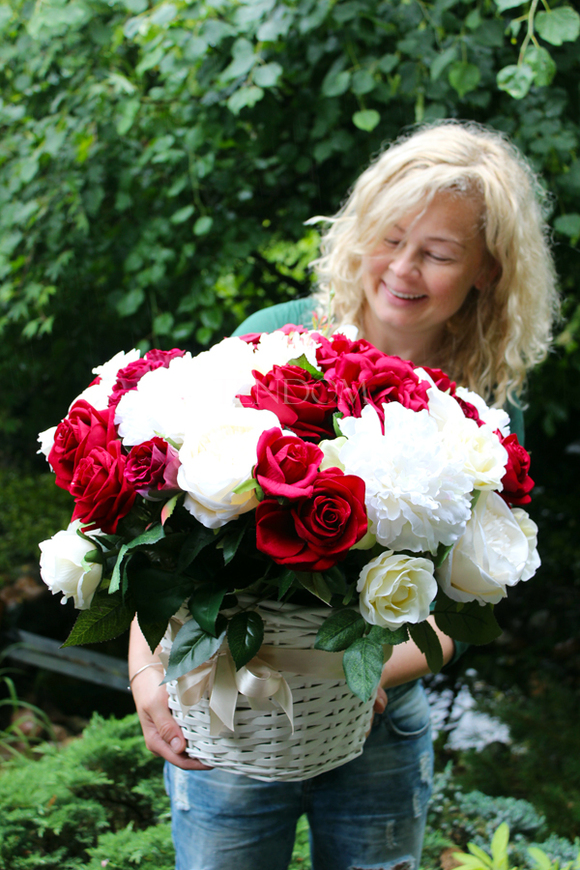 bardzo bogaty kosz z różami Exclusive Roses Pologne wys.46cm