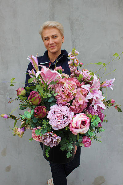 Lilia kompozycja kwiatowa / bukiet  w czarnym naczyniu, wys.72cm