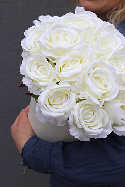 elegancki bukiet / flowerbox Rose White w wydłużonym box'ie, wys.35cm