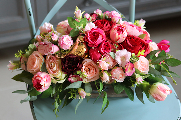 kompozycja kwiatowa / bukiet w drewnianej skrzynce, Mollano, wys.25cm