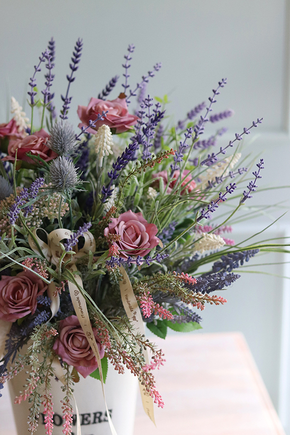 Bellisa Garden, kompozycja z różami i lawendą w metalowym wazonie, wys.64cm 