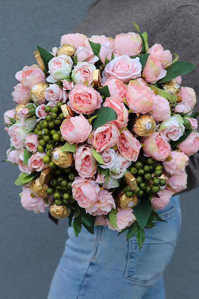 bogaty flowerbox z pralinami, Flowers & Chocolates, wys.36cm