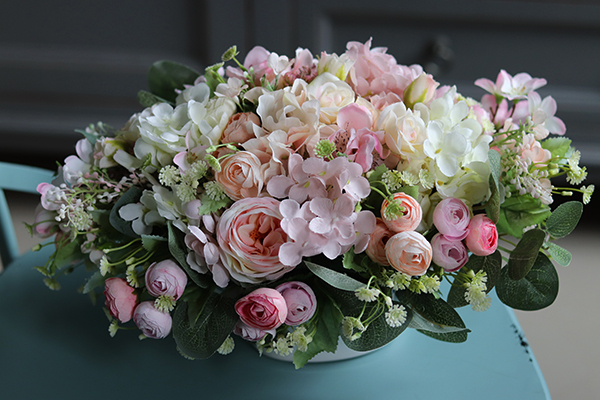 kwiatowa kompozycja w biało-srebrnym naczyniu glamour, Wiosna u Agaty, wym.23x37cm