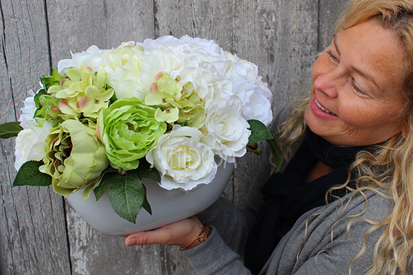 kompozycja Passion of Love w białej donicy, wym.40x29cm