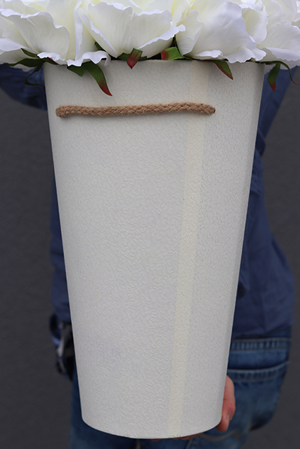 elegancki bukiet / flowerbox Rose White w wydłużonym box'ie, wys.35cm