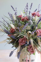 Bellisa Garden, kompozycja z różami i lawendą w metalowym wazonie, wys.64cm 