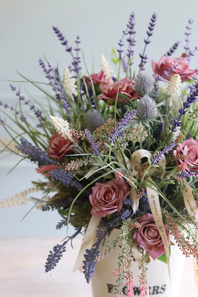 Bellisa Garden, kompozycja z różami i lawendą w metalowym wazonie, wys.64cm 