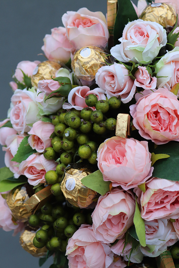 bogaty flowerbox z pralinami, Flowers & Chocolates, wys.36cm