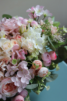 kwiatowa kompozycja w biało-srebrnym naczyniu glamour, Wiosna u Agaty, wym.23x37cm