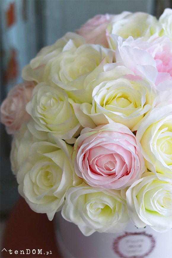 bogaty flowerbox z różami, Szampańska Elegancja, wys.37cm 