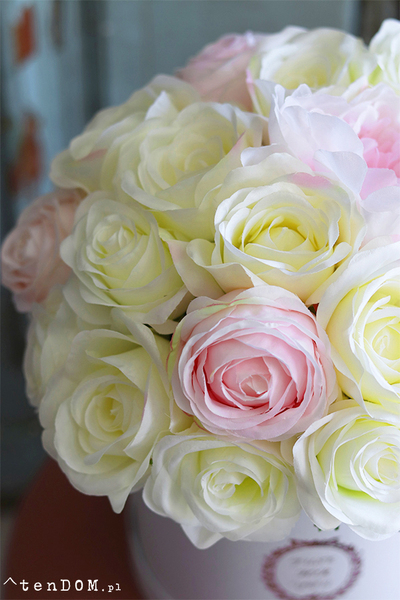 bogaty flowerbox z różami, Szampańska Elegancja, wys.37cm 