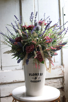 Bellisa Garden, kompozycja z różami i lawendą w metalowym wazonie, wys.64cm 