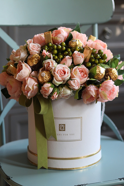 bogaty flowerbox z pralinami, Flowers & Chocolates, wys.36cm