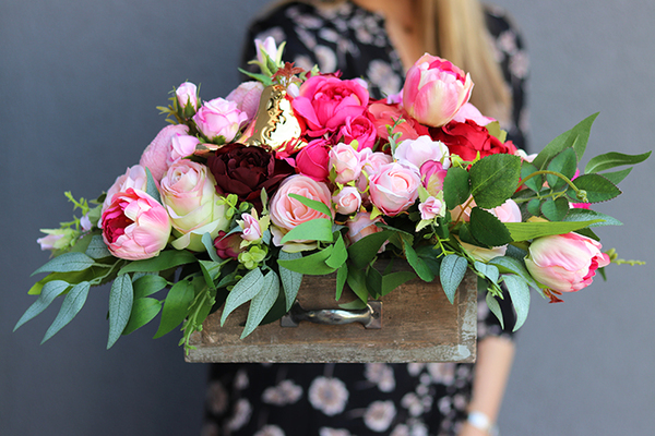 kompozycja kwiatowa / bukiet w drewnianej skrzynce, Mollano, wys.25cm