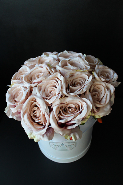 kompozycja kwiatowa / bukiet Flowerbox Roses Sand wys.31cm