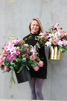 Lilia kompozycja kwiatowa / bukiet  w czarnym naczyniu, wys.72cm