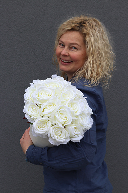 elegancki bukiet / flowerbox Rose White w wydłużonym box'ie, wys.35cm