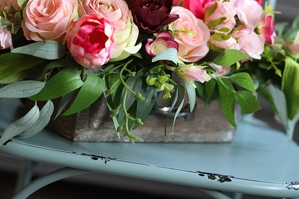 kompozycja kwiatowa / bukiet w drewnianej skrzynce, Mollano, wys.25cm