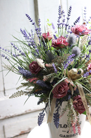 Bellisa Garden, kompozycja z różami i lawendą w metalowym wazonie, wys.64cm 