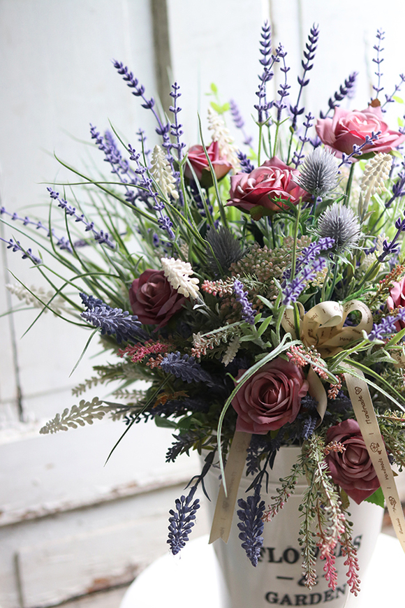 Bellisa Garden, kompozycja z różami i lawendą w metalowym wazonie, wys.64cm 