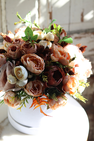 flowerbox z beżowymi kwiatami, Jesienna Deluna, wys.35cm  