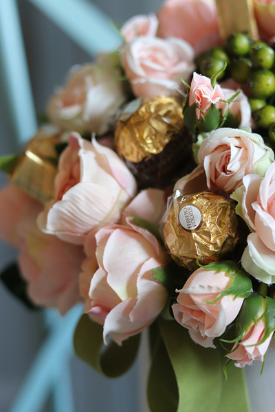 bogaty flowerbox z pralinami, Flowers & Chocolates, wys.36cm