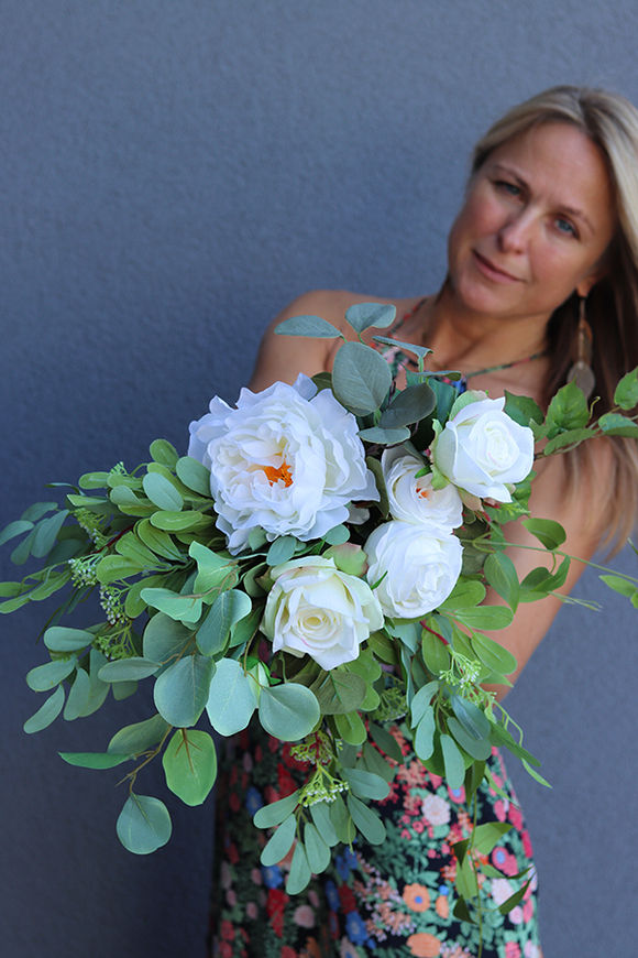 bukiet białych kwiatów z siną zielenią, Biała Baletnica, wym.40x50cm.