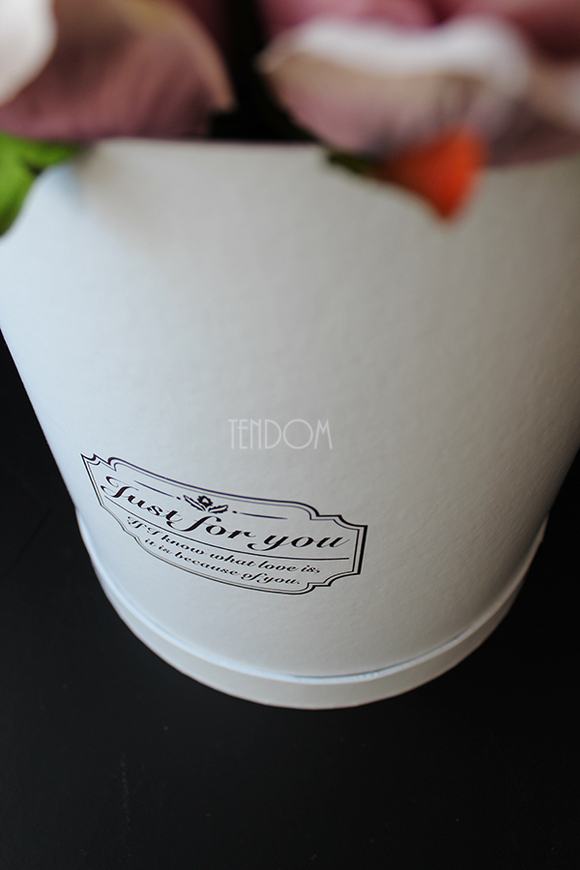 kompozycja kwiatowa / bukiet Flowerbox Roses Sand wys.31cm