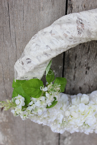 Biała Koronka, elegancki wianek na drzwi, śr.30cm 