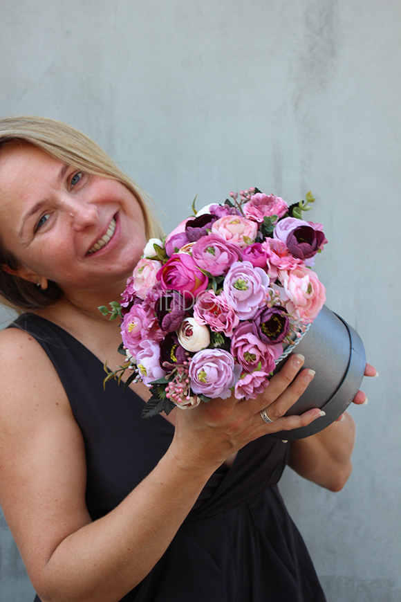 kompozycja kwiatowa / bukiet Flowerbox Srebrzystoszary Marzena, wys.24cm