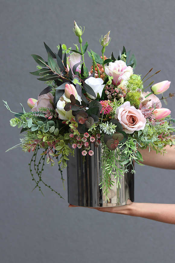 Figaro Silver, efektowna kompozycja kwiatowa w lustrzanym wazonie, wys.54cm