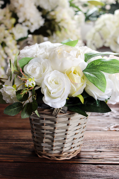 bogaty kosz z białymi różami Romance wys.26cm