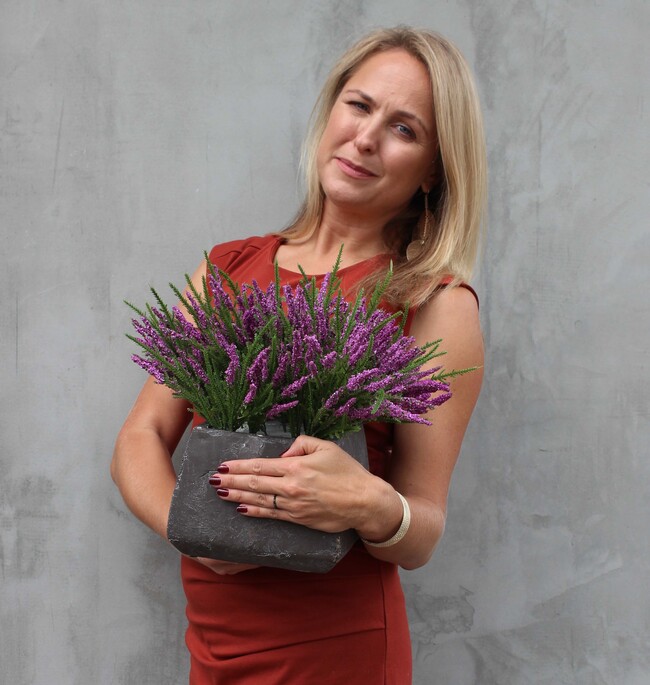 Wrzosy, kompozycja kwiatowa w ceramicznej kwadratowej donicy, wys.33cm   