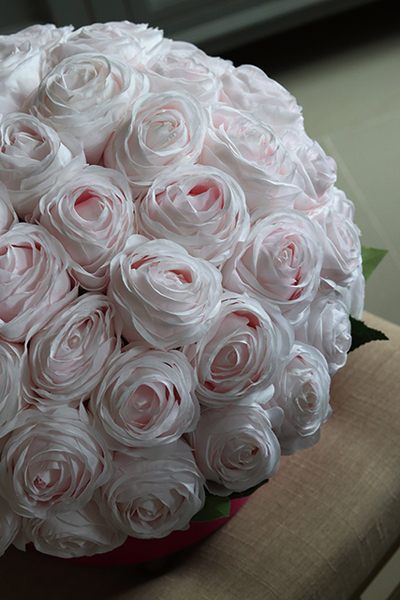 Aksamit, flowerbox welurowy z różami, wys.36cm