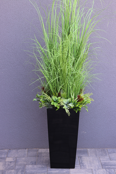 Anna Black, kompozycja z traw w czarnej donicy, wys.ok.160cm 