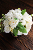 bogaty kosz z białymi różami Romance wys.26cm